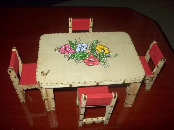 Mini Mesa com 4 cadeiras